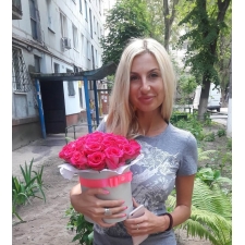 25 pink roses in a hat box