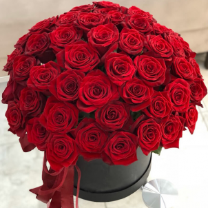 51 red roses in a hat box