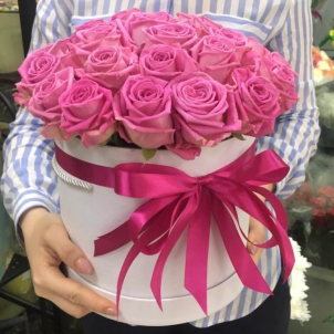 25 pink roses in a hat box