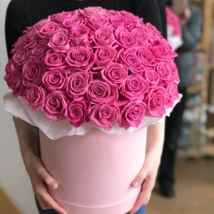 65 pink roses in a hat box