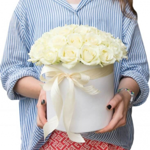 25 white roses in a hat box