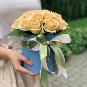 25 cream roses in a hat box