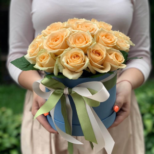 25 cream roses in a hat box