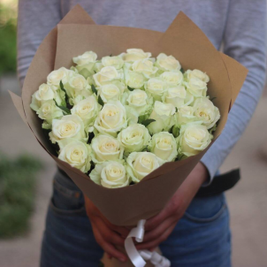 35 White roses
