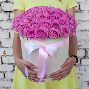 51 pink roses in a hat box
