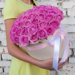 51 pink roses in a hat box